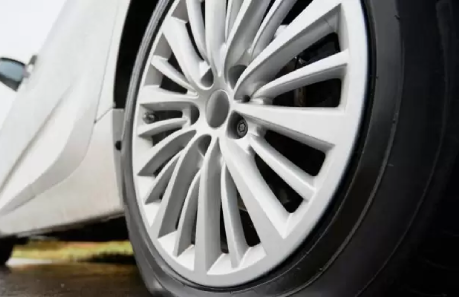 Como mudar um pneu furado?