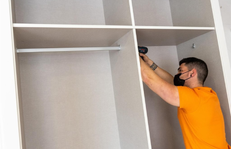 Como pendurar armários?