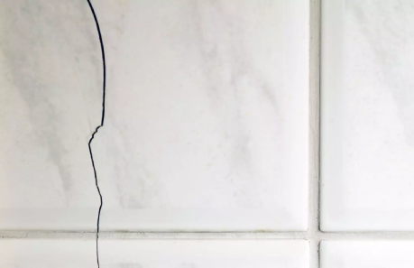 Como substituir ladrilhos fissurados?